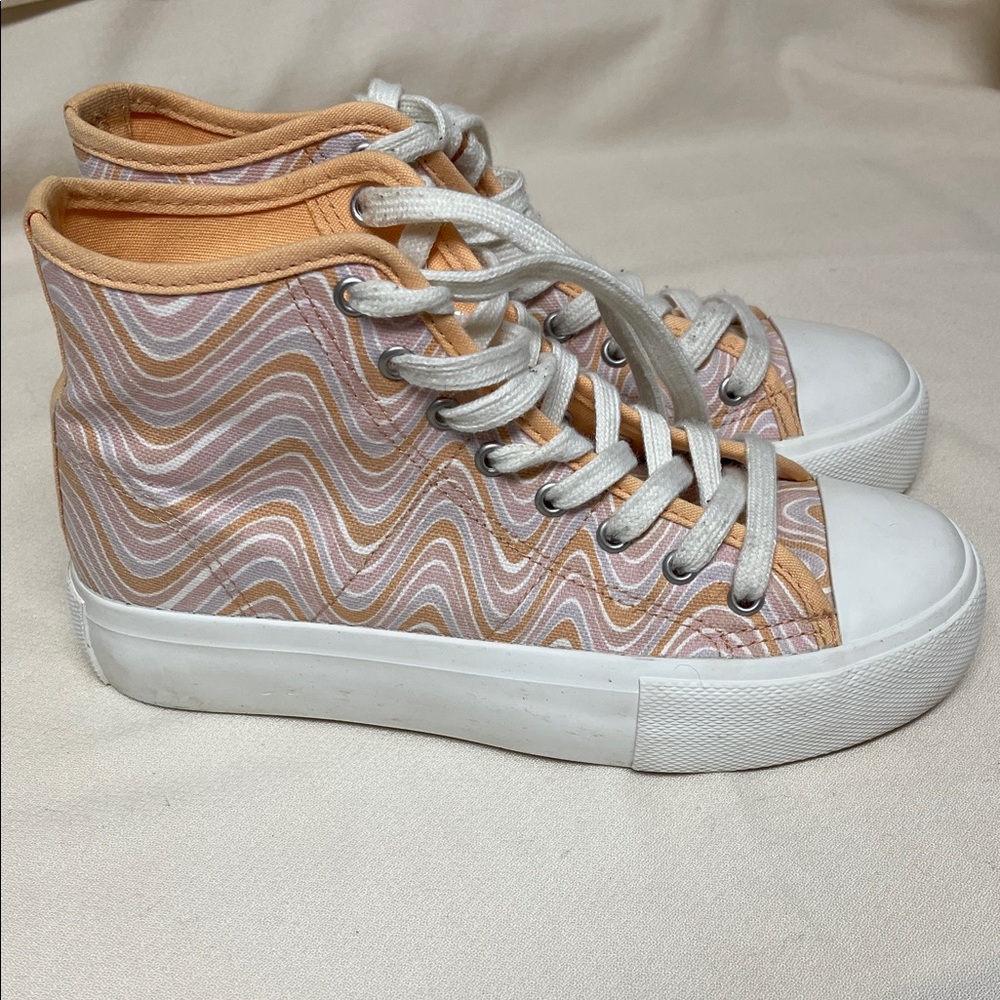 American Eagle Outfitters Peach and White Wave Sneakers